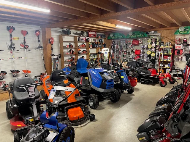 Showroom Meca Service avec tondeuses et tracteurs de jardin